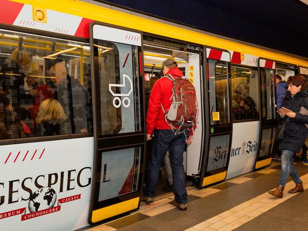 Einsteigen bitte! Fahrgäste am Sonderzug der rollenden Redaktion.