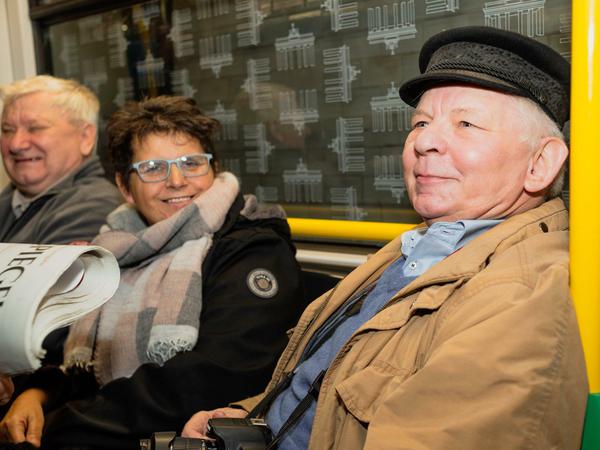 Gäste der Rollenden Redaktion im Gespräch mit Tagesspiegel-Redakteur Robert Ide.