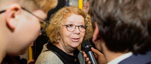 Petra Nelken, heute Sprecherin der BVG, war erste ostdeutsche Sprecherin im Berliner Senat und berichtet von den technischen Herausforderungen der Wiedervereinigung des Ost- und West-Berliner ÖPNV.