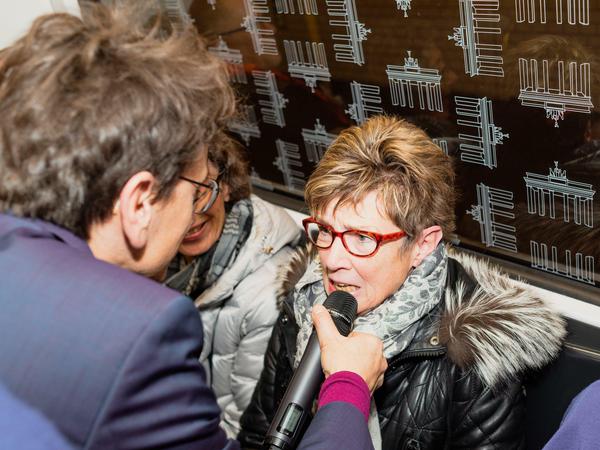 Robert Ide befragt Gäste der Rollenden Redaktion zwischen Pankow und Ruhleben dazu, wie sie persönlich die Wendezeit erlebt haben.