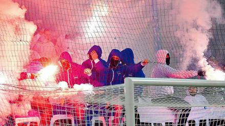 Die Geschehnisse beim Derby will Fanforscher Robert Claus nicht auf Böller und Raketen reduziert sehen. 
