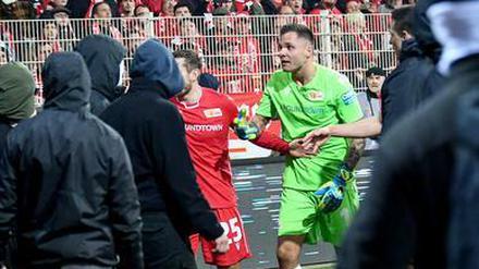 "Raus!" Rafal Gikiewicz schickt die Chaoten zurück in den Block.