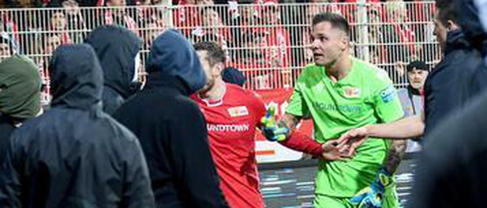 "Raus!" Rafal Gikiewicz schickt die Chaoten zurück in den Block.