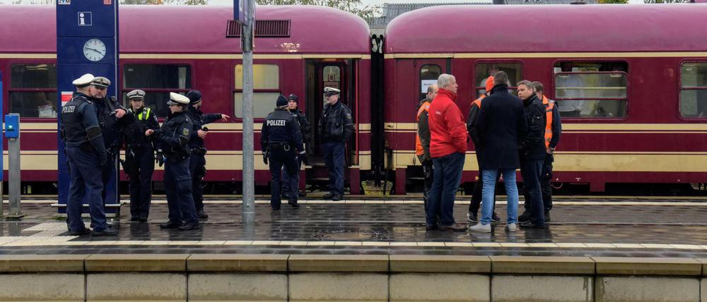 Polizeiaktion in Greven: Nach dem Flaschenwurf stoppten die Ermittler den Partyzug, um Fahrgäste zu befragen. 