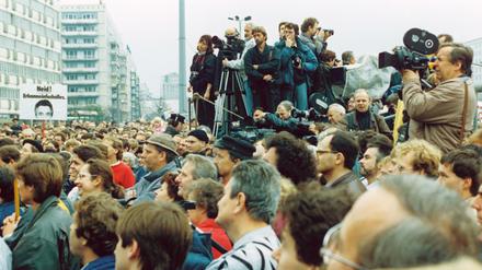 Mehr als 500 000 DDR-Bürger waren bei der Demonstration am 4. November 1989 auf dem Alexanderplatz dabei. Die Demo wurde live im Fernsehen der DDR übertragen. |