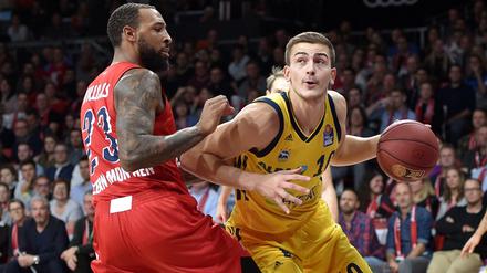 Keine Angst vor großen Namen: Tim Schneider (rechts) geht auch gegen ehemalige NBA-Profis wie Derrick Williams ans Werk.