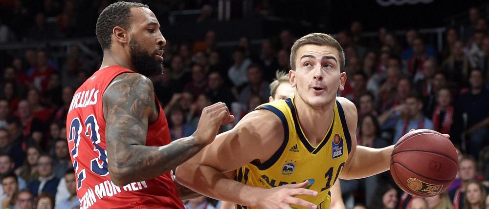 Keine Angst vor großen Namen: Tim Schneider (rechts) geht auch gegen ehemalige NBA-Profis wie Derrick Williams ans Werk.