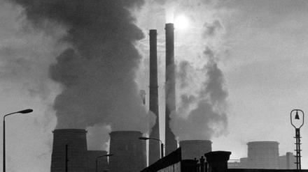 Wolken aus den Kühltürmen steigen in den dunstigen Himmel über dem Chemiekombinat Bitterfeld, ein Bild aus dem Jahr 1970.