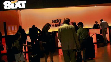 Nach rassistischen Beleidigungen hat der Autovermieter Sixt einem seiner Unterhändler gekündigt. 
