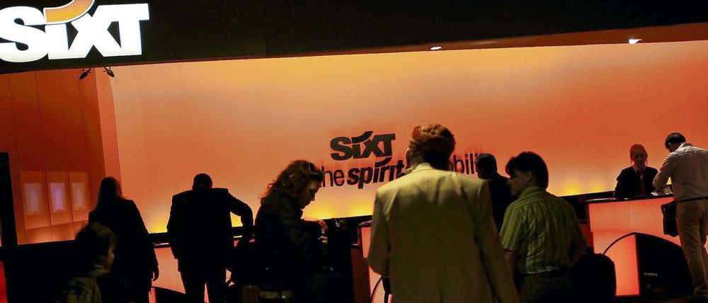 Nach rassistischen Beleidigungen hat der Autovermieter Sixt einem seiner Unterhändler gekündigt.