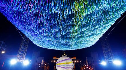 Die Installation "Visions in Motion" und das Brandenburger Tor im Hintergrund.