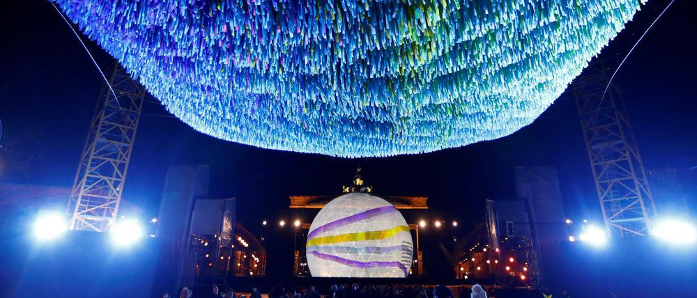 Die Installation "Visions in Motion" und das Brandenburger Tor im Hintergrund.