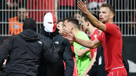 Vermummte Union-Anhänger mussten von den Spielern zurückgedrängt werden.