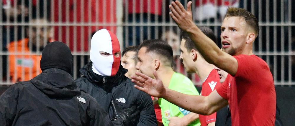 Vermummte Union-Anhänger mussten von den Spielern zurückgedrängt werden.