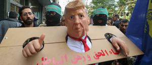 Im Iran wurde am Montag der den 40. Jahrestag der Besetzung der US-Botschaft gefeiert. Eine gefesselte Trump-Figur gehörte dazu.