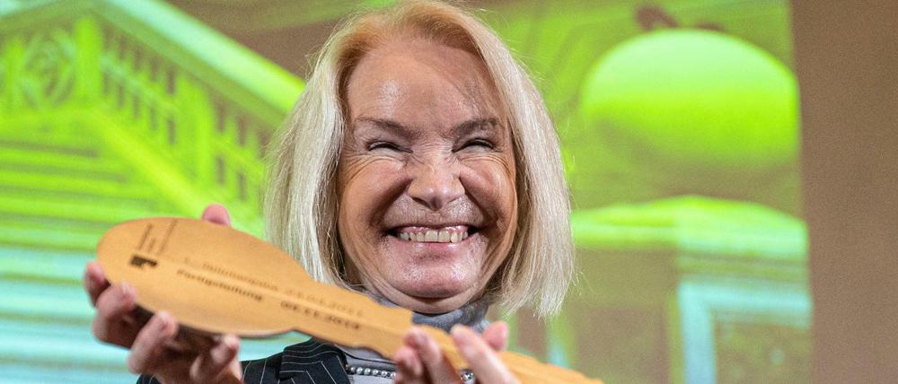 Barbara Schneider-Kempf hält auf der Schlüsselübergabe für das generalsanierte Haus der Staatsbibliothek den Schlüssel in der Hand. 