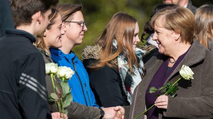 Bundeskanzlerin Angela Merkel (CDU) begrüßt am NSU-Gedenkort Schüler.