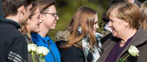 Bundeskanzlerin Angela Merkel (CDU) begrüßt am NSU-Gedenkort Schüler.