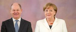 Angela Merkel und Olaf Scholz bei der Übergabe der Ernennungsurkunden im März 2014.