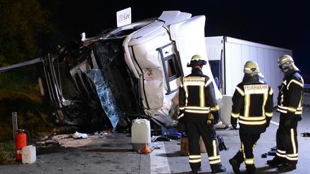 Brandenburg, Königs Wusterhausen: Feuerwehrleute untersuchen auf der A10 einen umgekippten Lastwagen.