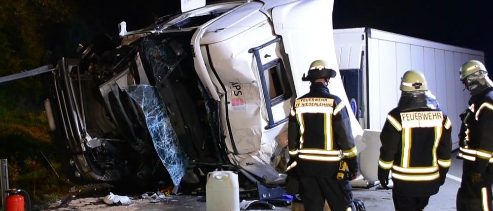 Brandenburg, Königs Wusterhausen: Feuerwehrleute untersuchen auf der A10 einen umgekippten Lastwagen.