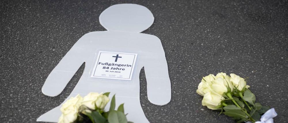 Mahnwache für eine Fußgängerin, die Ende Juli in Schöneberg von einem abbiegenden Lkw überrollt und getötet worden ist. 