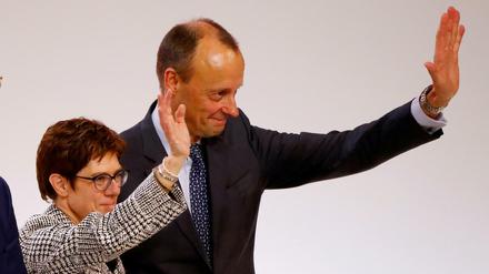 Annegret Kramp-Karrenbauer winkt mit Friedrich Merz nach ihrer Ernennung zur CDU-Vorsitzenden (Archiv). 