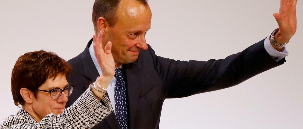 Annegret Kramp-Karrenbauer winkt mit Friedrich Merz nach ihrer Ernennung zur CDU-Vorsitzenden (Archiv). 