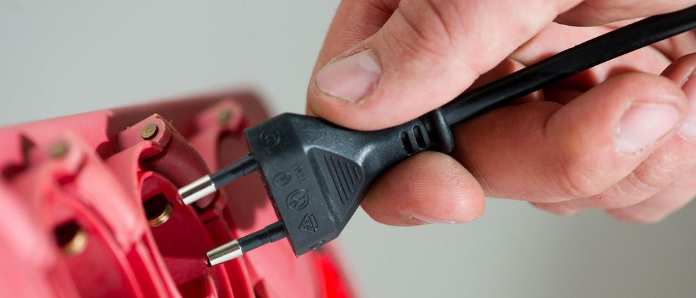 Wer zieht hier wem den Stecker?