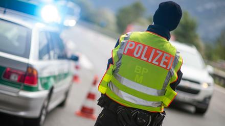 Ein Polizeibeamter an der Anschlussstelle Bad Reichenhall der Autobahn A8 von Salzburg nach München.