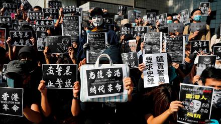 Hongkonger demonstrieren zum Gedenken an den getöteten Studenten.