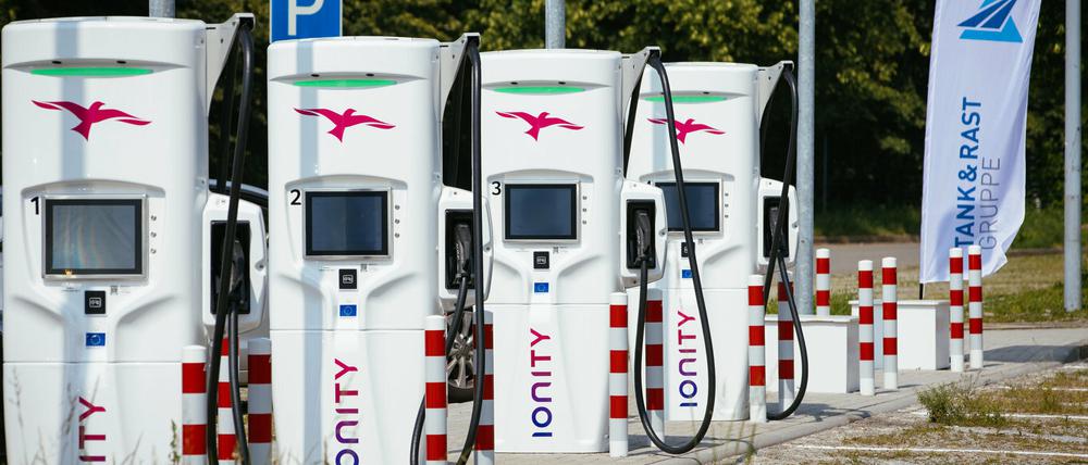 Elektroladesäulen im öffentlichen Raum, wie hier an der Autobahn-Raststätte Wilsdruff Nord, sind für sich genommen noch kein Garant für die Akzeptanz von E-Autos. Private Ladestationen müssen hinzukommen. Aber wer soll das bezahlen - Mieter etwa?
