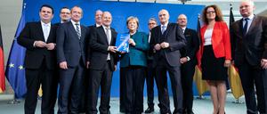 Der Sachverständigenrat hat sein Jahresgutachten an Kanzlerin Angela Merkel (CDU) und Bundesfinanzminister Olaf Scholz (SPD) übergeben.