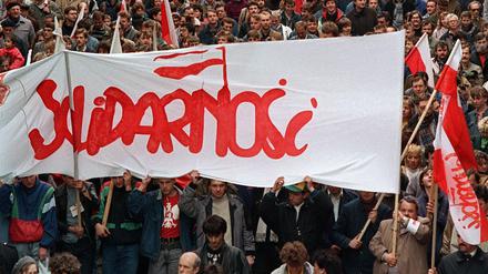 Straßendemonstration der Solidarnosc-Bewegung am 1. Mai 1989 in Warschau.