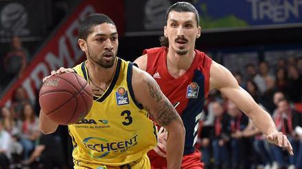 Nihad Djedovic (r.) läuft Albas Peyton Siva hinterher. Das soll auch am Sonntag in München möglichst wieder so sein.