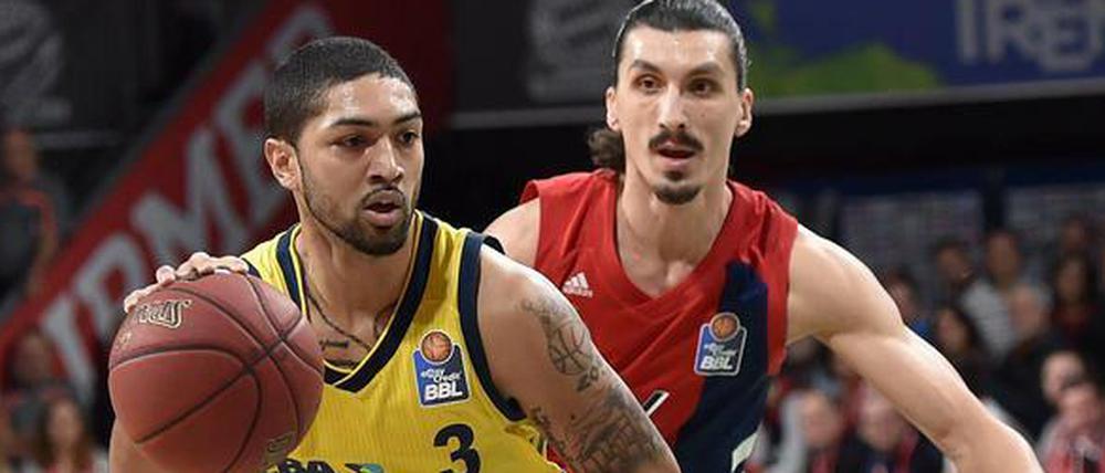 Nihad Djedovic (r.) läuft Albas Peyton Siva hinterher. Das soll auch am Sonntag in München möglichst wieder so sein.