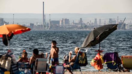Industrieidylle: Strandblick auf das ehemalige Stahlwerk ILVA in Tarent.