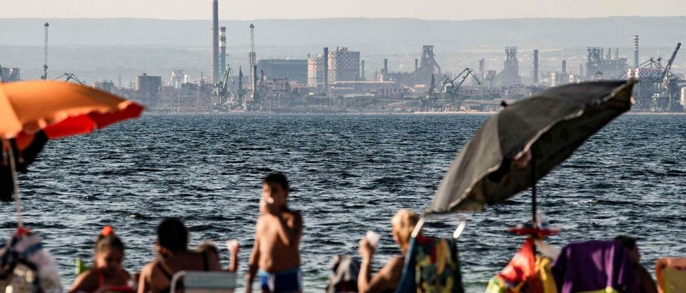 Industrieidylle: Strandblick auf das ehemalige Stahlwerk ILVA in Tarent.