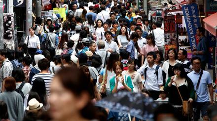  Menschen drängen sich auf einer Straße in Tokio, Japan. Nach jüngsten Schätzungen der Regierung Japans gelten in dem 127 Millionen Einwohner zählenden Inselstaat rund 613000 Menschen im Alter zwischen 40 und 64 Jahren als „Hikikomori“. 