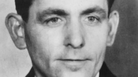 Georg Elser verübte am 8. November 1939 einen Sprengstoffanschlag auf Adolf Hitler. Der Anschlag scheiterte, weil Hitler wenige Minuten vor der Detonation den Bürgerbräukeller in München verließ.