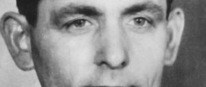 Georg Elser verübte am 8. November 1939 einen Sprengstoffanschlag auf Adolf Hitler. Der Anschlag scheiterte, weil Hitler wenige Minuten vor der Detonation den Bürgerbräukeller in München verließ.