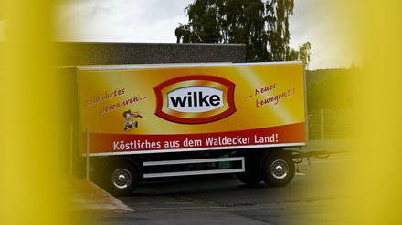 Ein Firmen-LKW-Anhänger des Wurstherstellers Wilke.