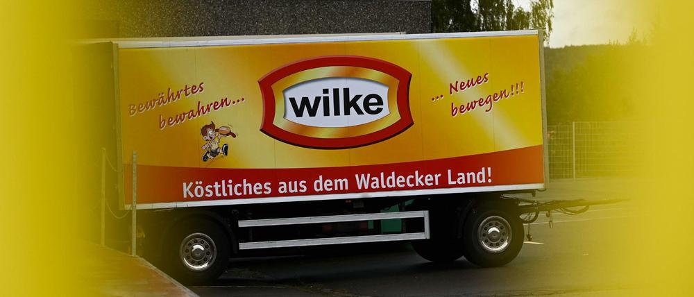 Ein Firmen-LKW-Anhänger des Wurstherstellers Wilke.