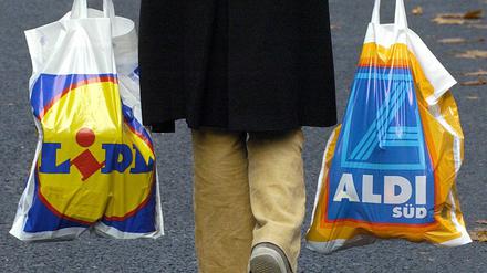 Plastiktüten der Lebensmittel-Discounter "Lidl" und "Aldi" (Illustration).
