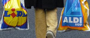 Plastiktüten der Lebensmittel-Discounter "Lidl" und "Aldi" (Illustration).