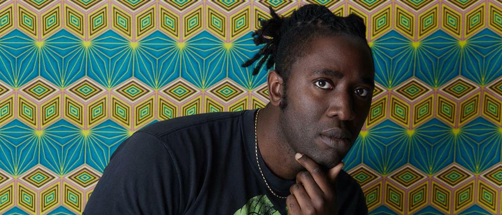 Überlegt. Der britische Sänger und Gitarrist "Kele" Okereke.