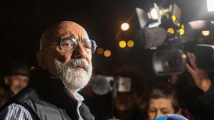 Derr türkische Autor und Journalist Ahmet Altan nach seiner Haftentlassung 