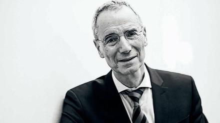 Michael Wolffsohn ist Historiker und lehrte lange an der Bundeswehr-Universität in München. Er entstammt einer jüdischen Kaufmannsfamilie.