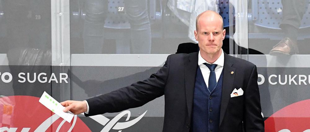 Der Chef. Toni Söderholm während des WM-Viertelfinales 2019, vorn Spieler Frank Mauer (München).