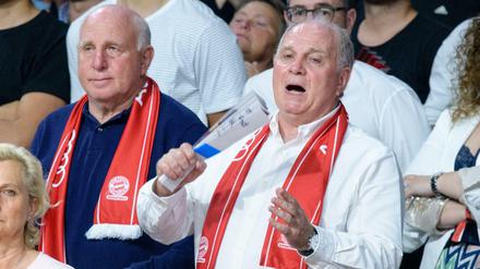 Ruheständler. Uli Hoeneß (r.) hat bald noch mehr Zeit, um mit Bruder Dieter (l.) Basketball-Spiele zu schauen.